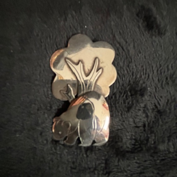 Native vintage Jewelry - Native  vintage Sterling Silver/ onyx- SIGNED- Bear scene pin